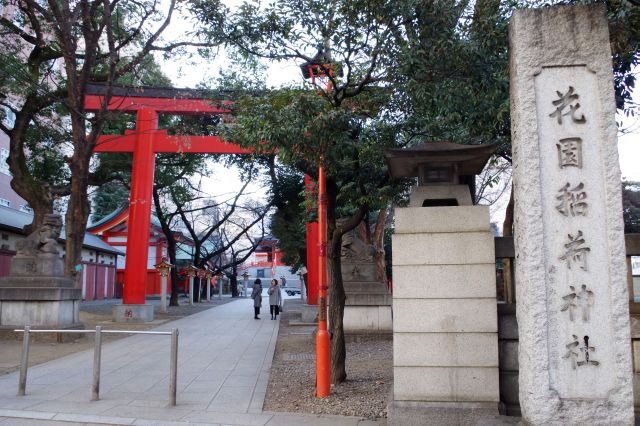 市街地に突如現れる緑に囲まれた神社。