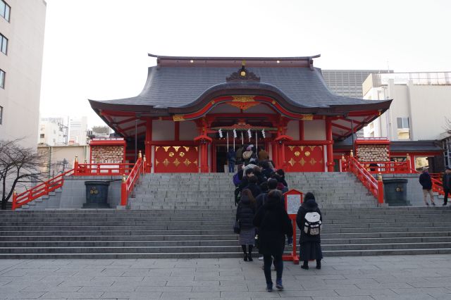 正面には拝殿。沢山の人が参拝に並びます。