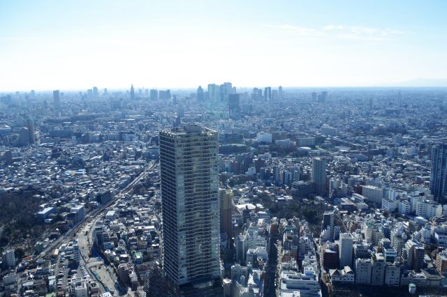 展望台へ、南側は新宿方面に開ける風景。陽が当たり熱い。