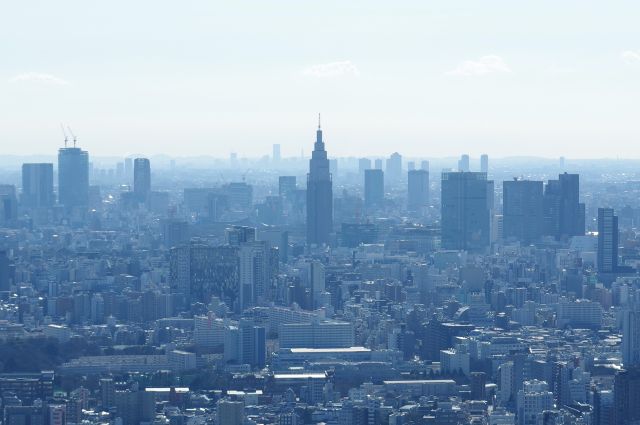 NTTドコモ代々木ビルの奥には横浜ランドマークタワー。