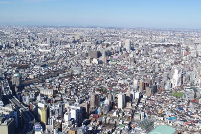 北北西側、板橋駅のマンション群や奥に続く街並み。