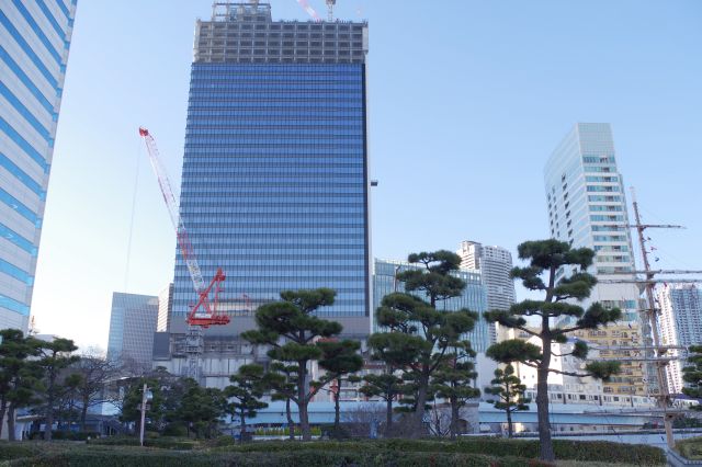 浜松町駅側に建設中のビル。