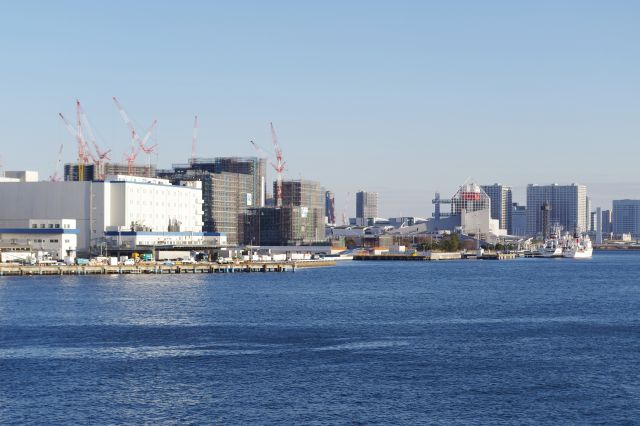 晴海ふ頭に建設中の東京オリンピック選手村が見えてきます。