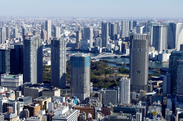 浜離宮恩賜庭園、隅田川に架かる新しい築地大橋、勝どき、豊海、豊洲のタワーマンション群。