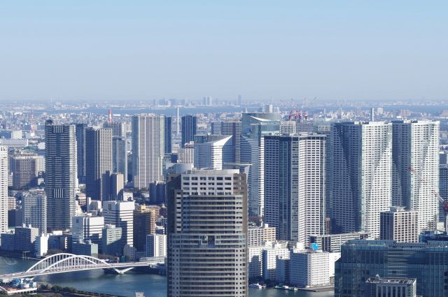 東京湾の先には海浜幕張のビル群。