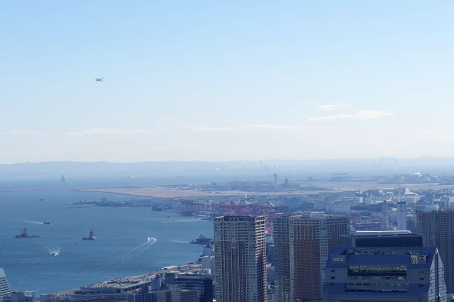 広大な羽田空港。飛行が発着する様子も見えます。