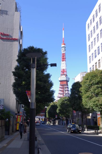 大門の先、東京タワーを眺めながら増上寺へ。