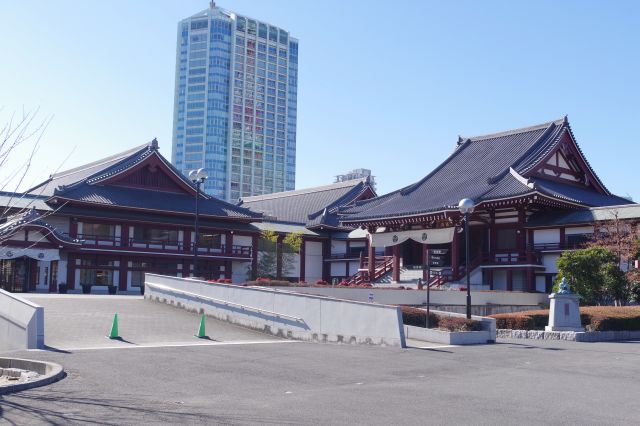 左側には増上寺会館と光摂殿。