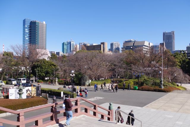 左側、東京タワー方面へと人が流れて行きます。