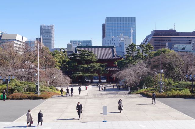 三解脱門、浜松町方面。境内には外国人を含む沢山の人が行き交います。