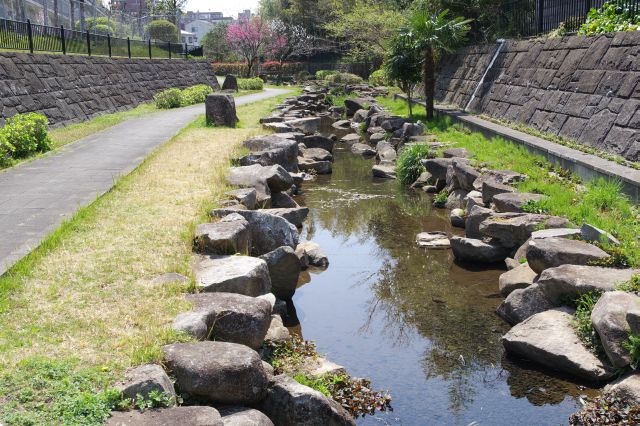 心地よい小川沿いを進んで行きます。