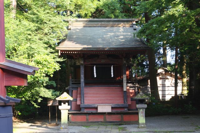 左手に重要文化財の福地八幡社。