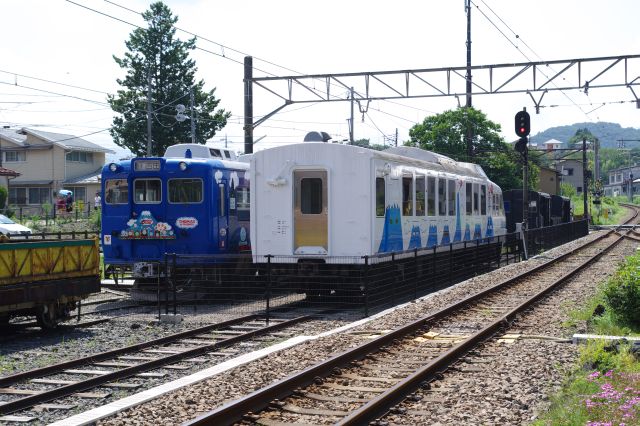 西側にもいくつかの車両があります。