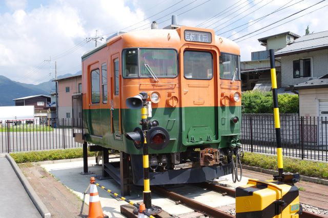 隣には165系の先頭カットモデルがあります。