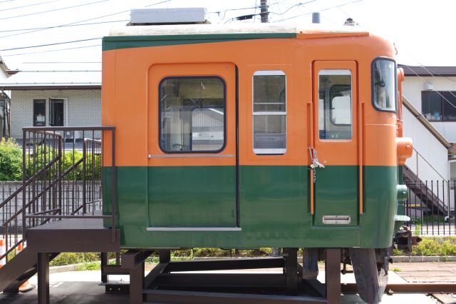 165系の側面。車輪の台車はなくなっています。