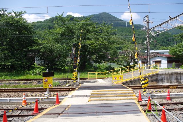 駅の構内踏切。