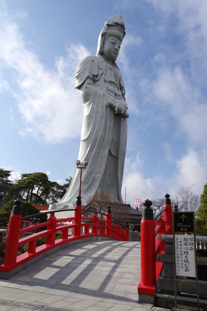 本堂前から赤い太鼓橋の先に高崎白衣大観音。