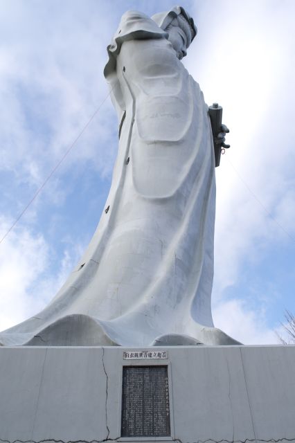 横からの姿もまた迫力があります。