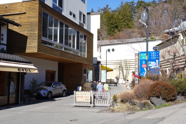 西の河原通りを抜け交差点の先へ。