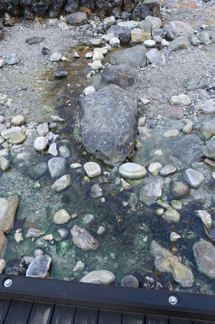 岩場に染み流れる温泉。硫黄の香りが漂います。