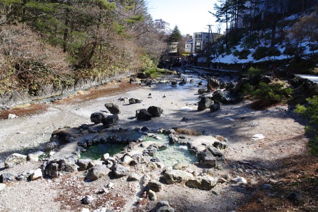 池が点在する岩場を振り返る。