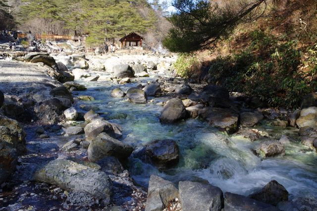 ダイナミックに流れる湯の川。