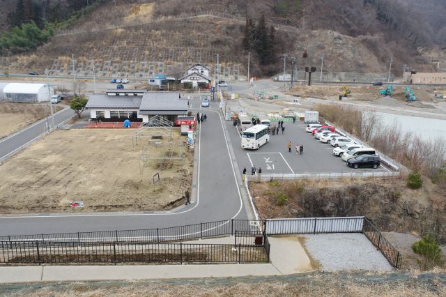 駐車場付近にはお店があります。