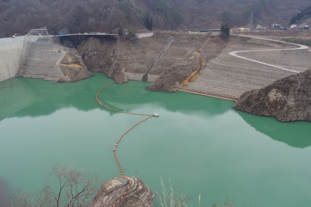 ダムによってできた湖は八ッ場あがつま湖。