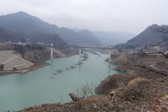 上流側には八ッ場大橋。谷にかつてあった街が水没。