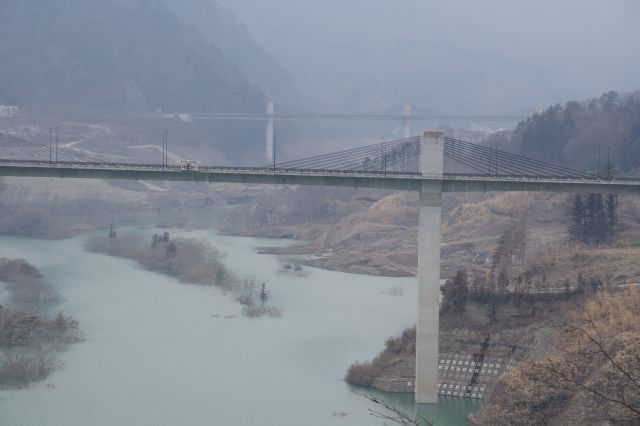 奥には同じような不動大橋。