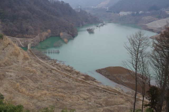 下流方面のダム湖。線路跡が残っています。