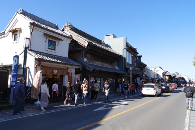 蔵造りやレトロな町屋造りの建物が並びます。人も車もとても多く、人が車に接近して危ない。