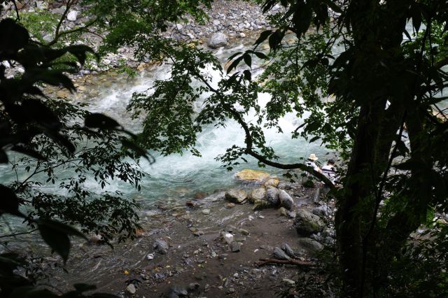 日原川の流れが見え、水の音がします。