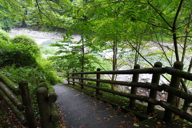 河原に降りることができます。