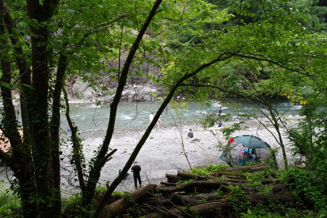 河原で遊ぶ人達がいます。