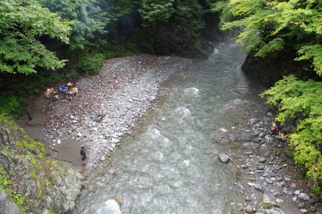 右側の日原川上流側、川原の端っこ。