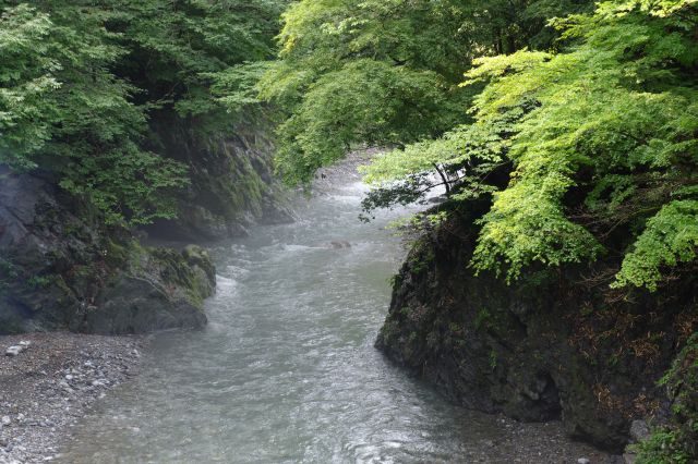 奥の方は険しい岩場。