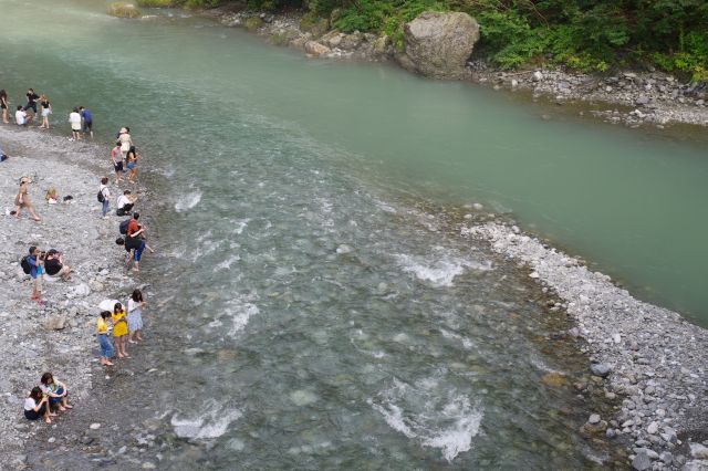 日原川は流れが激しく、多摩川は穏やか。