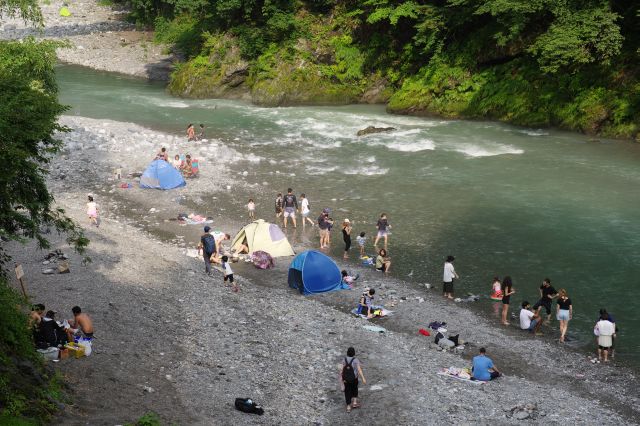 河原で遊ぶ人達。気持ちよさそう。