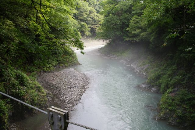 多摩川上流方面。合流地点よりも水しぶきが強い。