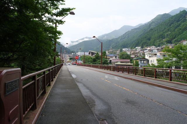 昭和橋を渡って駅に戻ります。