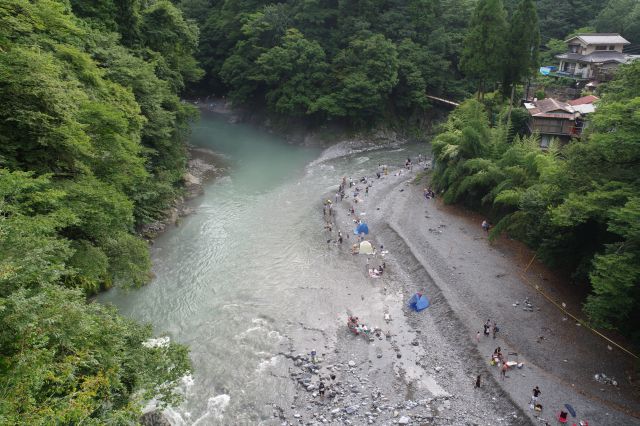 昭和橋から眺める川の合流地点。かなり高さがあります。