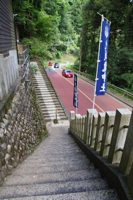 車が行き交う檜原街道にある神社。地域の守り神です。