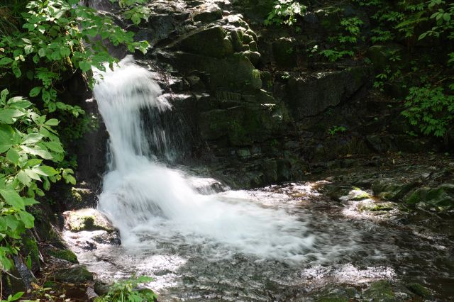 滝の下段部分。水しぶきを上げて川へ。