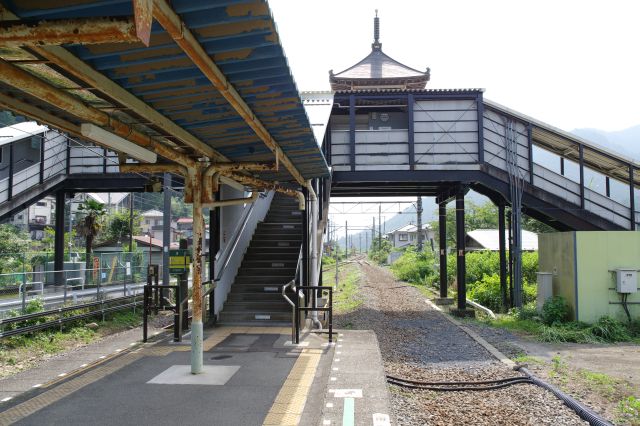 のどかな駅。線路は片側を撤去。屋根がお寺みたい。