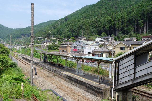 セミの声が響く自然豊かな山に囲まれたのどかで静かな駅です。