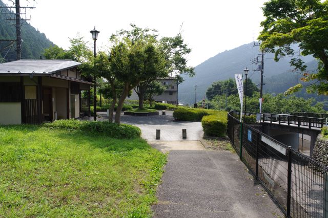 駅前広場にトイレがあります。右下の坂を下ります。