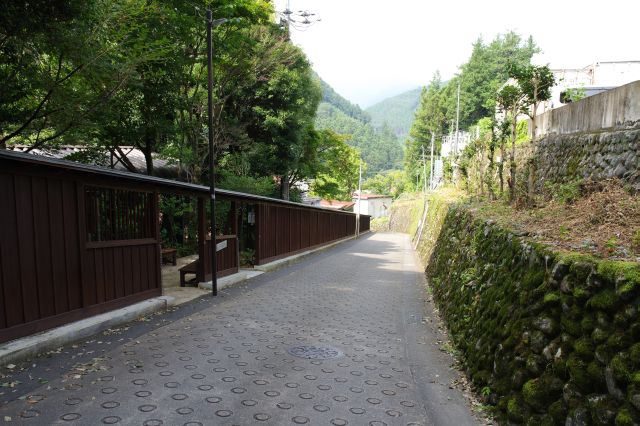 高台にあった駅から坂を下っていきます。