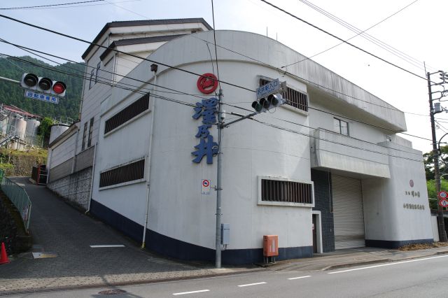 小澤酒造の建物脇を下り青梅街道に出ます。