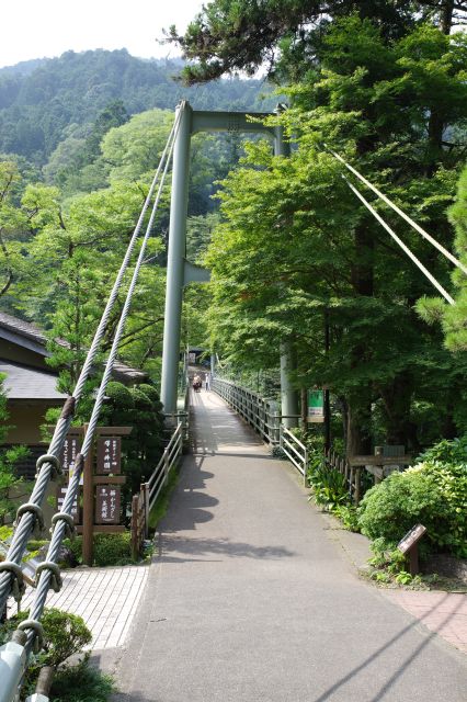 少し下流方向に進むと御岳渓谷の吊り橋・楓橋があります。